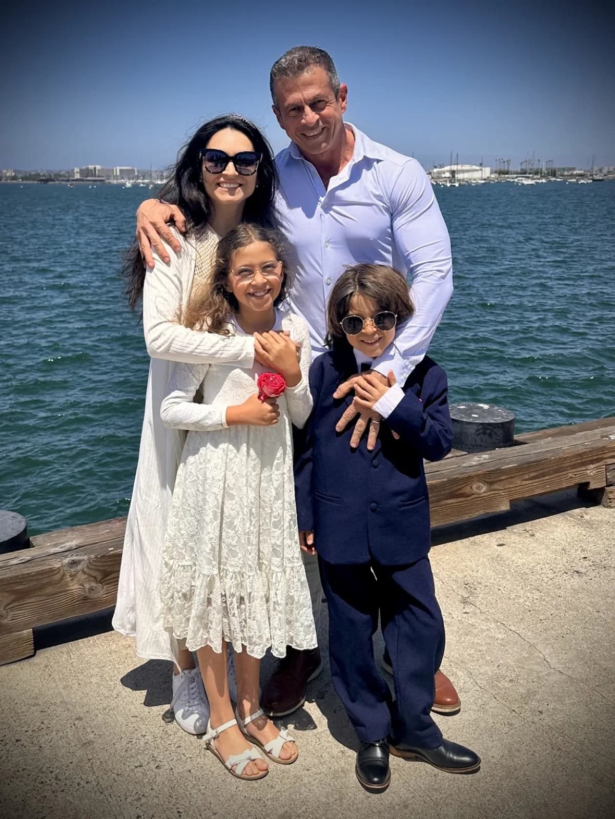La familia Rezende — Maria Luiza, Luciano y sus dos hijos — junto al mar en San Diego